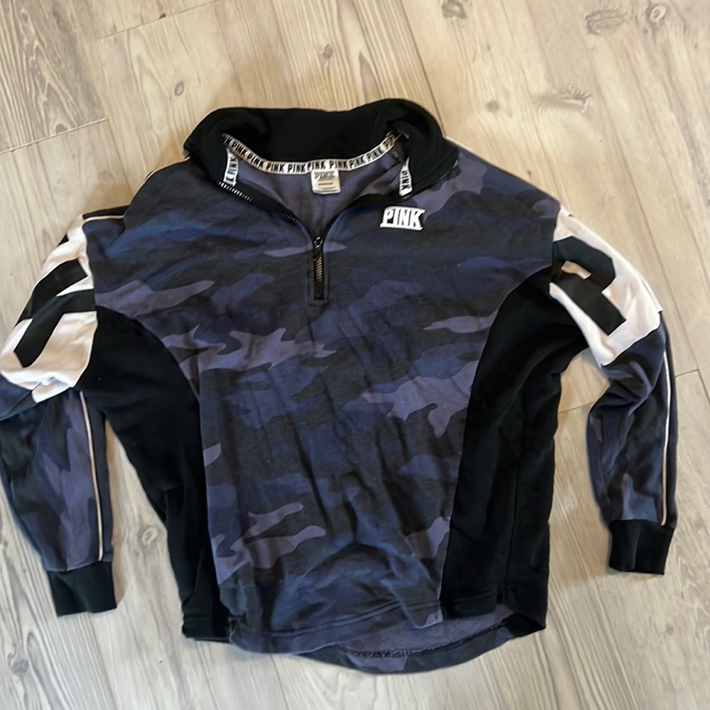 Pink Camo sweatshirt w zip